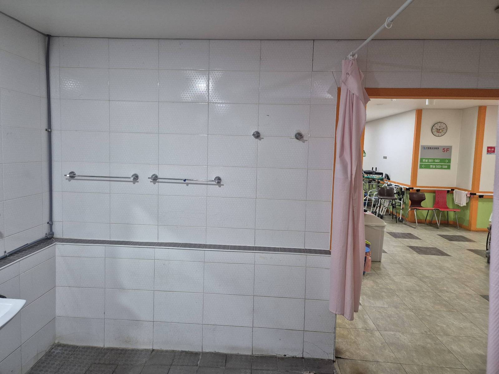 요양병원 샤워실 철거 시공 전 사진