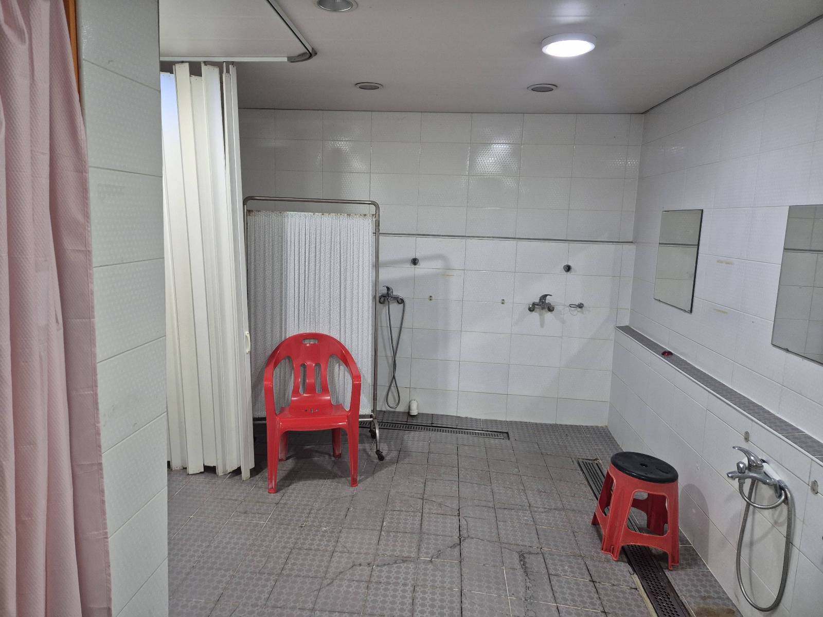 요양병원 샤워실 철거 시공 전 사진